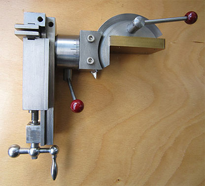 The angle of the vice tilt can be changed in the range of 100°
