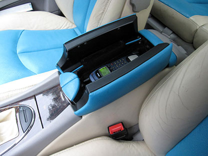 Car-PC for Mercedes E Class, W 211, Audio20, the armrest with the holder for handset of the mobile phone