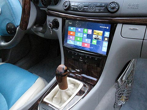 В салоне автомобиля Mercedes Benz E Class W211 смонтирован CarPC, 10,1-дюймовый работающий дисплей, встроенный в центральную консоль.