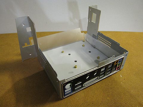 Корпус с задней стенкой с входами под штекеры. Car-PC для Mercedes E Class, W 211, Audio 20.