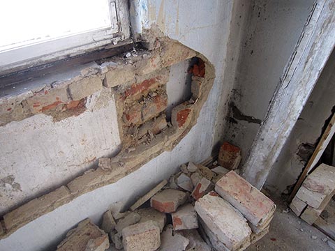 След от снесённой бывшей противопожарной стены.