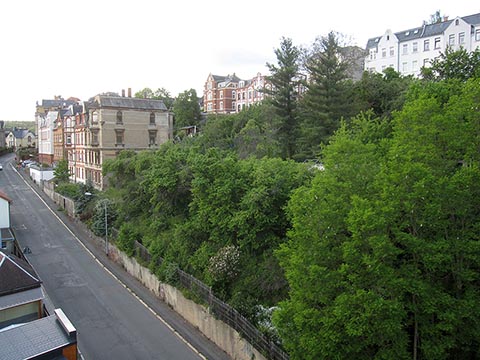 Улица Cloßstraße, справа гора Pohlitzberg-Lehmgrube