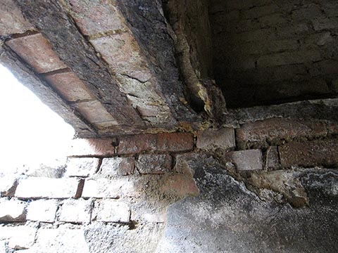 Под домом в яме постоянно стояла вода, от которой ржавели стальные перекрытия.