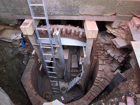 Бывшая выгребная яма, на месте которой будет техническое помещение.