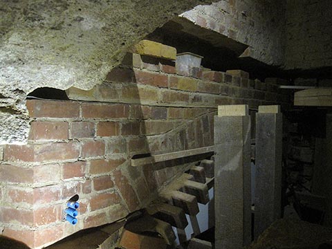 Когда уровень заполняемых кирпичей сравнялся с верхней точкой арки, проложили рубероид.