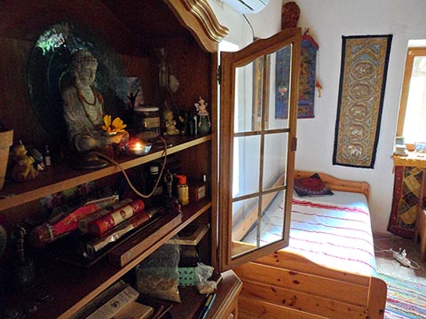 Интерьер дома Иштвана (Istvan Sky) Napfényszentély в Szentbékkállá. Венгрия. Вид на алтарь.