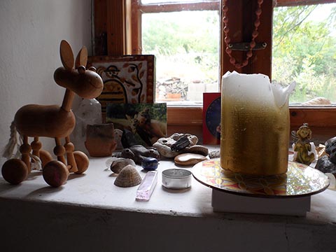 Интерьер дома Иштвана (Istvan Sky) Napfényszentély в Szentbékkállá. Венгрия. Свеча на окне. Деревянная лошадка.