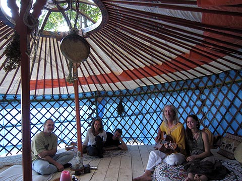 Konzert in der Jurte „Healing Garden“ neben dem Haus Napfényszentély – Surya Sangita Ashram. István spielt Gitarre.