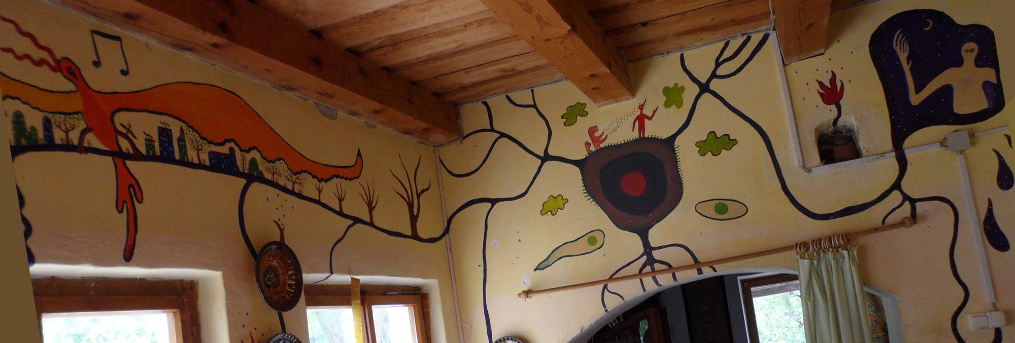 Дом Иштвана (Istvan Sky) Napfényszentély в Венгрии в Szentbékkállá. Настенная роспись на кухне. Сюрреалистические дерево, человек, птица.