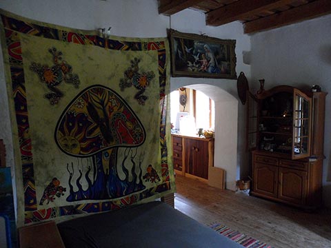 Интерьер дома Иштвана (Istvan Sky) Napfényszentély в Szentbékkállá. Венгрия. Передняя комната.