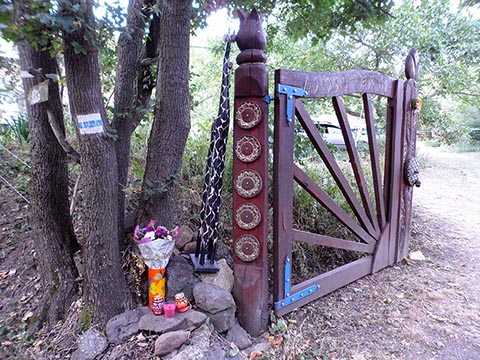 Широкие деревянные и узнаваемые ворота с надписью «Isten Hozott Szeretettel» перед домом Иштвана (Istvan Sky).