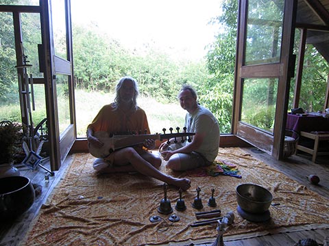 Istvan Sky spielt Sarod, Alexander Babel sitzt neben ihm im Obergeschoss vor dem Konzertfenster im Haus Napfényszentély.