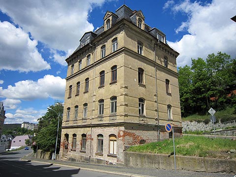 Юго-восточная угловая часть здания задумана как башня. Облака.