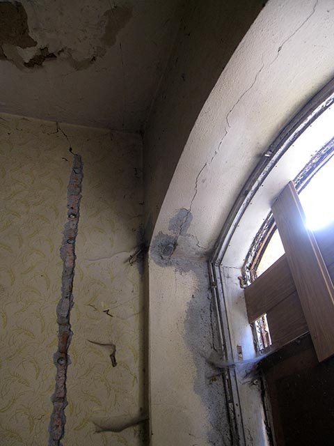 Угол и проём окна с трещиной.