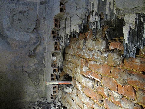 Постоянно мокрую стену под штукатуркой изолировали рубероидным листом.