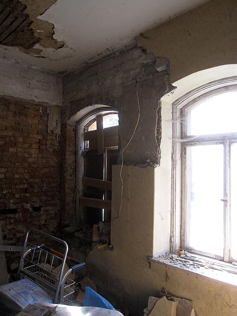 Угол комнаты после удаления стены из пустотелого кирпича.