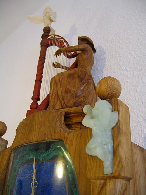 Напольные часы (grandfather clock). Авторская работа Александра Бабеля. Фрагмент, правая сторона. Амур (аквамарин).