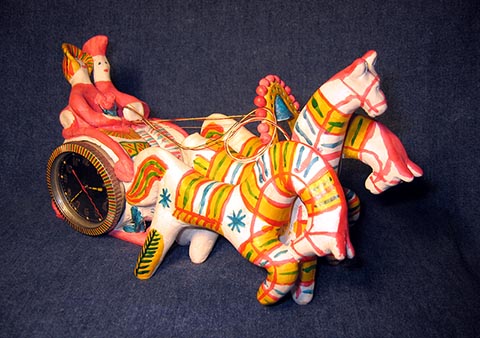 Tischuhr „Troika“. Filimonowo-Spielzeug, Alexander Babel, 2001. Drei Pferde ziehen eine Kutsche mit einem Soldaten und einer Dame, Uhrwerk ЧЧЗ (Tscheljabinsker Uhrenfabrik).