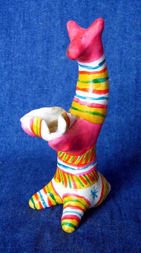 „Bär“. Filimonovo-Spielzeug. 2000. Hergestellt im Unterricht für angewandte Komposition an der Kunstschule für Kinder in Nowomoskowsk (Russland).