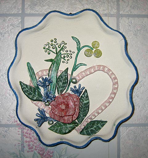 „Rosette ‚Blumen von Herzen‘“. Ton. 2000. Arbeit aus der Studienzeit an der Kunstschule für Kinder in Nowomoskowsk (Russland).