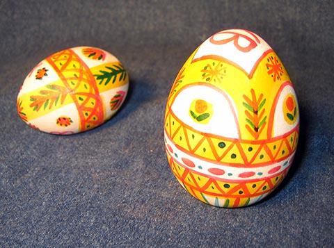 „Ostereier“. Filimonowo-Spielzeug. 2000. Hergestellt im Unterricht für angewandte Komposition an der Kinderschule für Kunst in Nowomoskowsk (Russland).