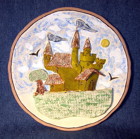 Rosette „Schloss auf dem Hügel“. Ton. 2000. Arbeit aus der Ausbildungszeit an der Kinderschule für Kunst in Nowomoskowsk (Russland).