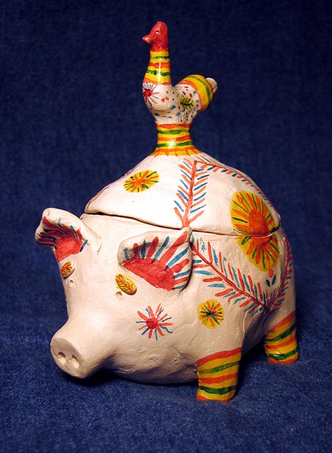 „Ferkel“. Filimonowo-Spielzeug. 2000. Hergestellt im Unterricht für angewandte Komposition an der Kinderschule für Kunst in Nowomoskowsk (Russland).