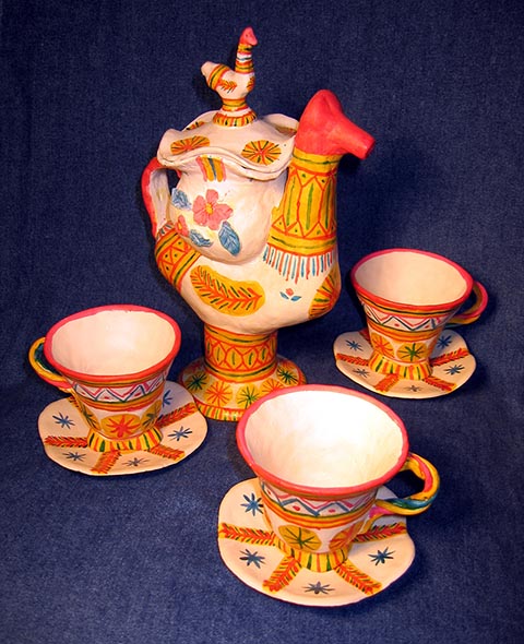 „Tee-Service“. Filimonowo-Spielzeug. 2000. Hergestellt im Unterricht für angewandte Komposition an der Kinderschule für Kunst in Nowomoskowsk (Russland).