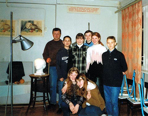 Группа учащихся детской художественной школы. Слева директор Пингачёв Сергей Николаевич.