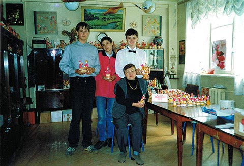 Последний день в художке. Слева направо: Михаил Дронов, Артём Маханов, Александр Бабель, на стуле преподаватель прикладной композиции Милютина Л.С.