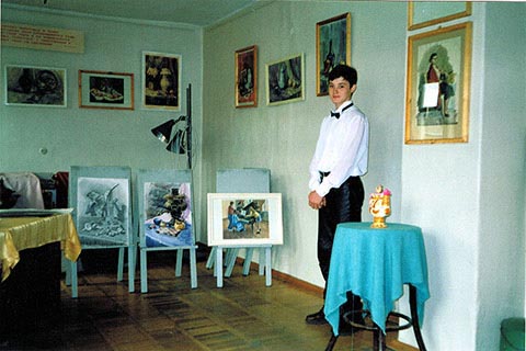 Вручение диплома Александру Бабелю. На мольбертах дипломные работы: рисунок, живопись, станковая композиция, прикладная композиция.