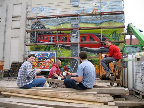 Короткая пауза участников проекта Graffiti Workshop 2004, на фоне задней стены, выходящей к ж/д путям, гостиницы InterCityHotel, Эрфурт.