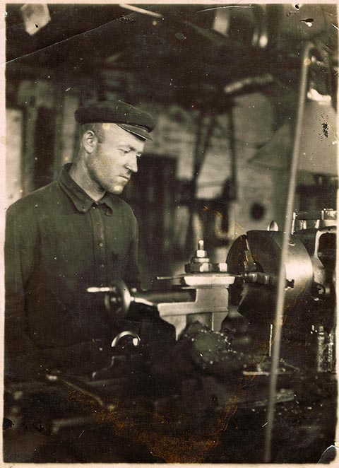 Иосиф Бабель, прадедушка, в рабочей одежде стоит за токарным станком «Краузе».