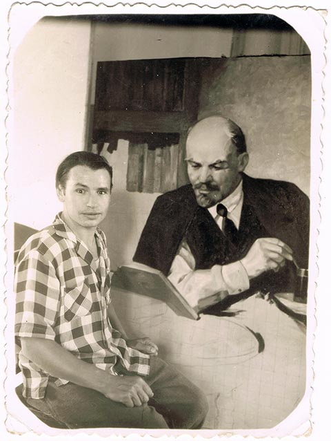 Скоробогатов Павел Павлович, дедушка по маминой линии, сидит рядом с портретом В.И.Ленина. Смотрятся как два друга.