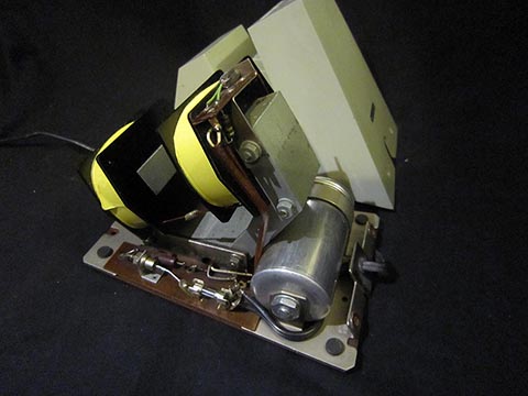 Entmagnetisierapparat MagnOmatic mit abgenommener Abdeckung, Rückansicht.