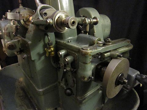 Gauthier W1 gear hobbing machine. Lever mechanism for hob cutter displacement.