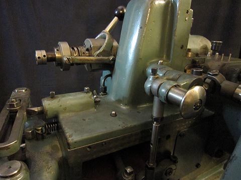 Gauthier W1 gear hobbing machine. Vertical slide lifting unit.