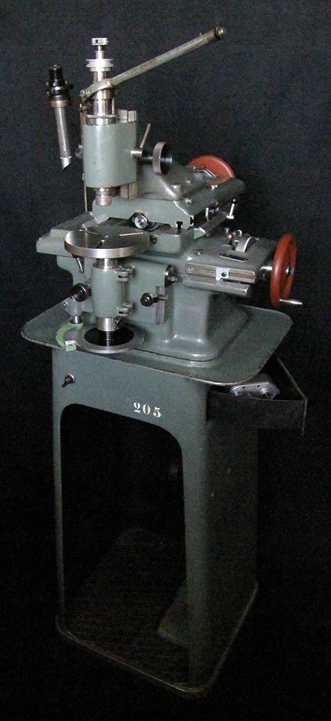 Koordinatenbohrmaschine Henri Hauser Typ M1. Gesamtansicht der Maschine auf dem Untergestell.