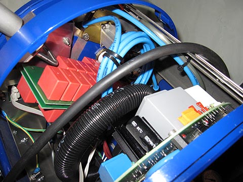 Индукционная печь Indutherm MC15, Walzbachtal (Германия) с открытой крышкой. Видна силовая электроника.