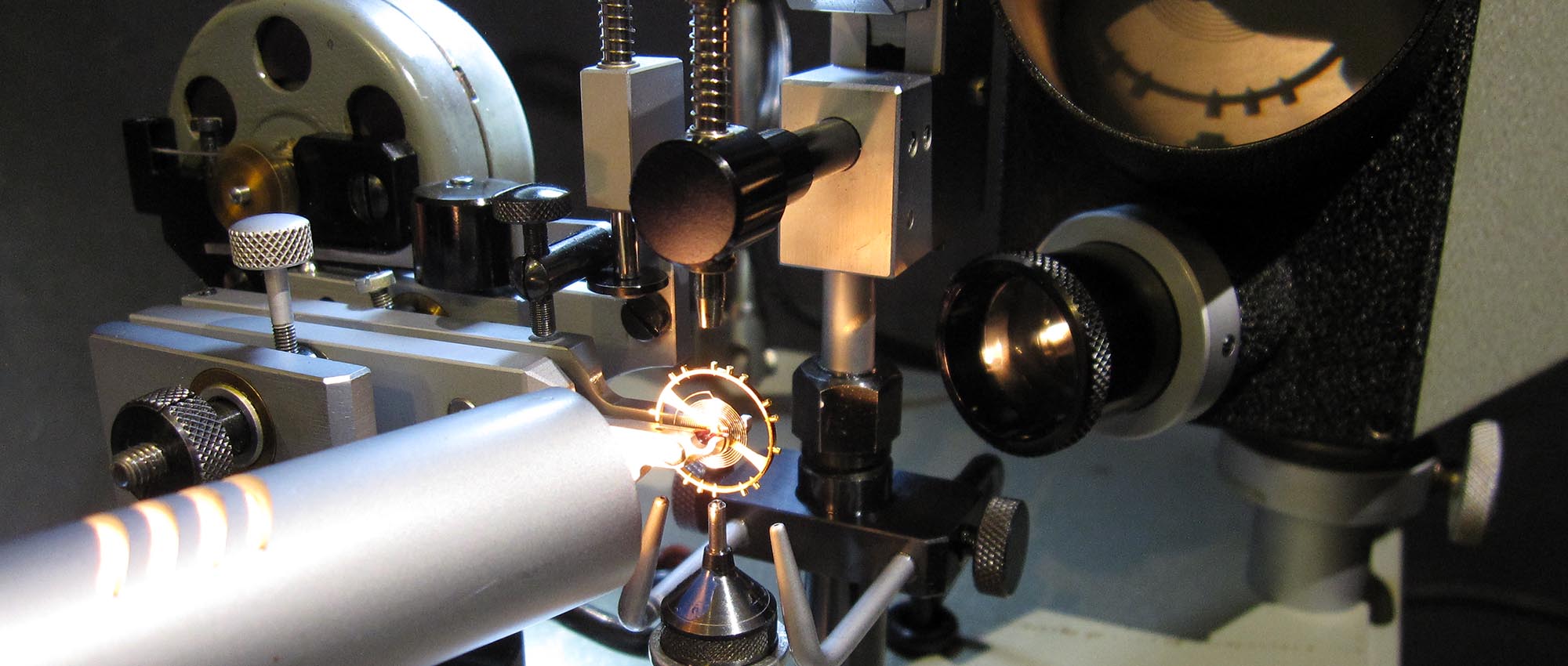 Jean Widmer-Steiner для уравновешивания винтового баланса Тип 1. С помощью луча света чёрный силуэт баланса проецируется на маленький экран.