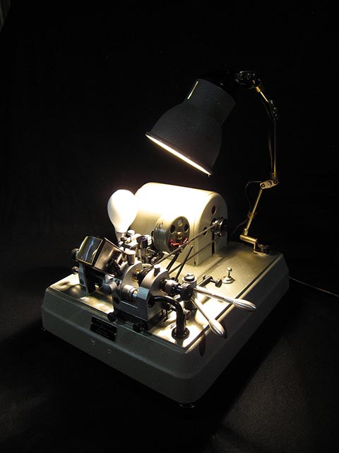 Jean Widmer-Steiner, освещённый встроенной лампой, аппарат для уравновешивания винтового баланса Тип 2. Общий вид.