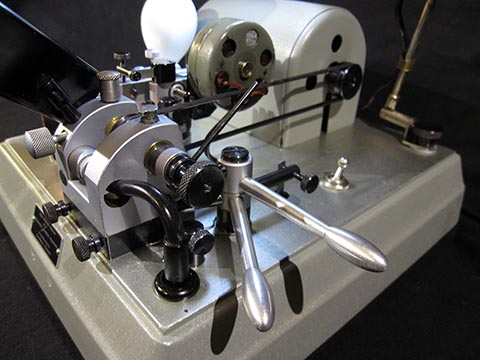 Jean Widmer-Steiner для уравновешивания винтового баланса Тип 2, в котором обод баланса можно сверлить вместе с осью. Сверлильный шпиндель вместе с рычагами управления.