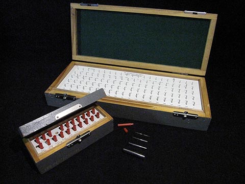 Два ящика с калибровочными штифтами для измерения и контроля внутреннего диаметра.