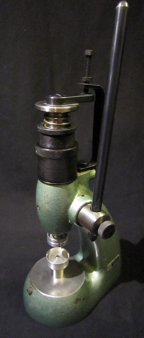 Press Jaggi, Perrin & Cie Machines, Bienne, Vorrichtung zum Einsetzen von Gläsern. Gesamtansicht.