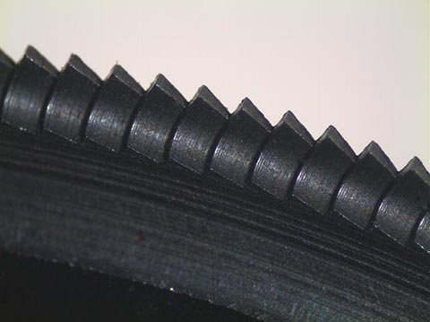 Фреза с мелкозубчатым профилем для прокатки шестерёнок более крупным планом.