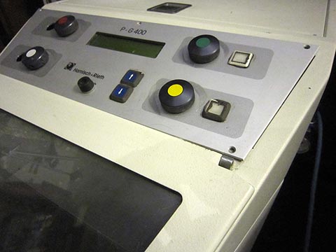 Sandstrahlgerät mit 4 Behältern Harnisch+Rieth P-G 400. Einstellhebel für die Abrasivzufuhr.