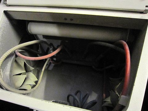 Sandstrahlgerät mit 4 Behältern Harnisch+Rieth P-G 400. Innenansicht der Strahlkammer.