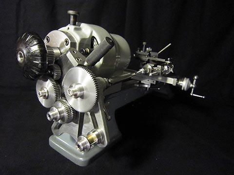 Винторезное устройство, смонтированное на Schaublin 70, эксклюзивное присбособление, разработан и изготовлен Александром Бабелем. Открытый шпиндель, 0,9 мм.
