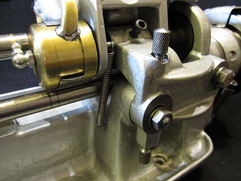 Станок для прокатки (роллирование) цапф Steinel SR 2. Вид на регулировку наклона шайбы.