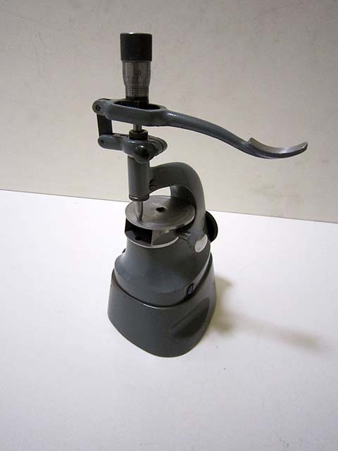 Unfertige universelle Vorrichtung für die Triebnietmaschine von BOLEY zum Abziehen der Doppelrolle.